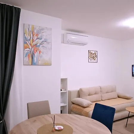Golden Roses Apartment *